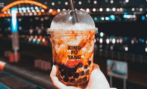 为什么刷爆朋友圈的是秋天的第一杯奶茶，而不是第一条秋裤？