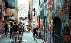 跨省赶场、黄牛炒票：年轻人为何花上千元赶集？