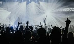 批量制造“山寨明星”的团播，已经赚到满嘴流油