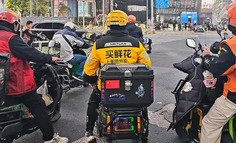 外卖大战一年回顾：烧光800亿，到底谁赢了？