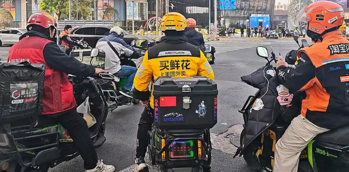 外卖大战一年回顾：烧光800亿，到底谁赢了？