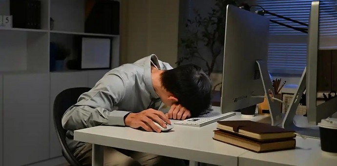 中年人拼命拥抱龙虾的背后，是对技术迭代的恐慌