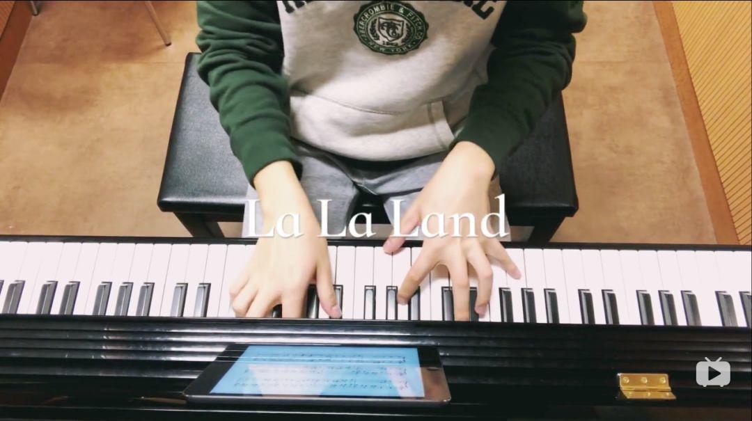 图为康康在第一支vlog里去琴房练琴，展示钢琴十级的小才艺