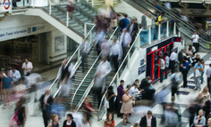 社交货币发行权：引领品牌对迎合品牌的反超