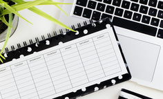 飞书和钉钉之间，差了几个企业微信？