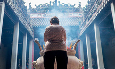 年轻人一边不信命，一边狂算命