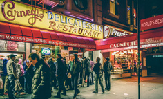 星巴克横着排队，麦当劳竖着排队，背后的逻辑是什么？