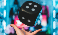 一款不肯赚钱的游戏爆红，它的抄袭者正被全网“追杀”