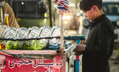 年轻人决战“地摊江湖”