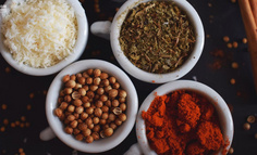 75岁“老干妈”下场带货，传统品牌何以“自救”？