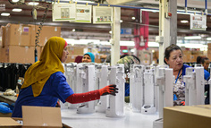 看“厂妹”直播，4亿打工人的求职新方式