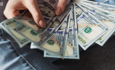 在这个时代背景下，我们普通人应该怎样赚大钱