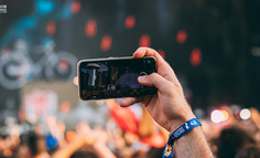 时长仅5秒，王七叶式“躲闪摇”如何风靡海内外互联网？