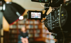 被称“女版小杨哥”、半年粉丝破千万，搞笑剧情账号又有爆款？