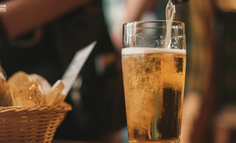 這屆年輕人，靠開線上小酒館月入5萬