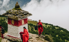 “寺廟游”爆火的背后，這屆年輕人為何愛上香？
