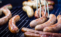 五一假期，别人去旅游，我摆摊卖烤肠