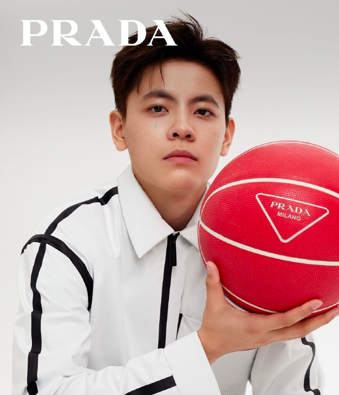 女足“穿上”Prada，品牌为什么越来越爱找体育明星代言？