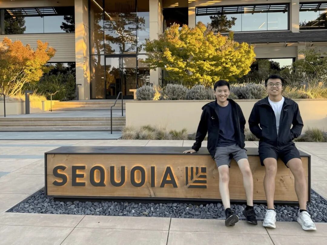 Catalyst 联合创始人 Justin Zheng 与 Dylan Iskandar 在 Sequoia 招牌前的合影。图片来自 Sequoia 发布的合作文章