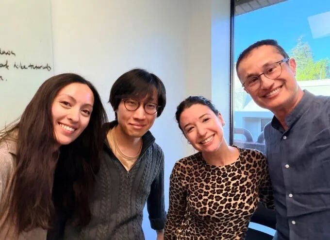 Joon Sung Park（左二）、Lainie Yallen（左三）和投资方 Bain Capital Ventures 的合伙人合影。图片来自 Bain Capital Ventures