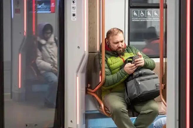 В метро Москвы могут выборочно досматривать телефоны пассажиров | РИАМО