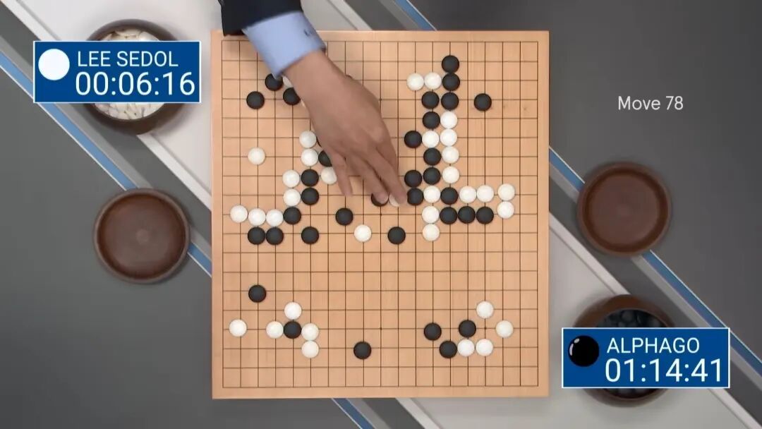 AlphaGo 與李世乭對弈的第四局，執白子的李世乭下出關鍵的第 78 手。 資料來源｜Google DeepMind - 國家地理雜誌官方網站｜探索自然、科學與文化的最佳權